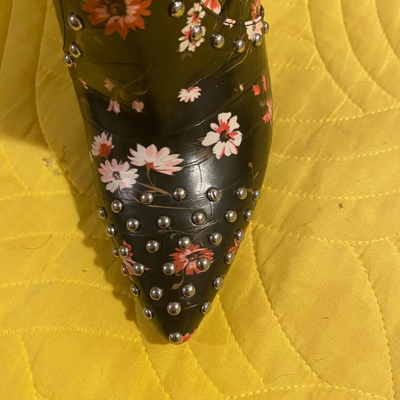 Gorgeous Jessica Simpson floral print stiletto boots with studs - Picture 2 of 3